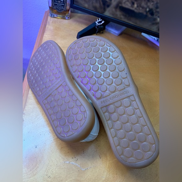 FeelGrounds Droptop Luxe - Gum White
US W7 - Picture 4 of 7